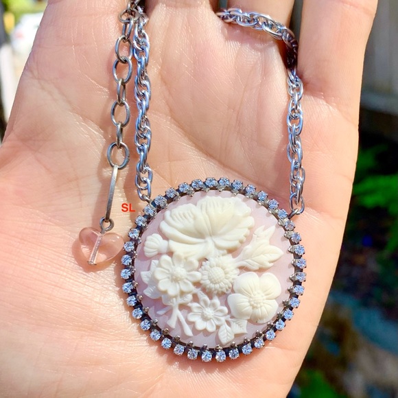 Sabika Pink power BRCA exclusive fundraising medallion New Never worn - Picture 1 of 2